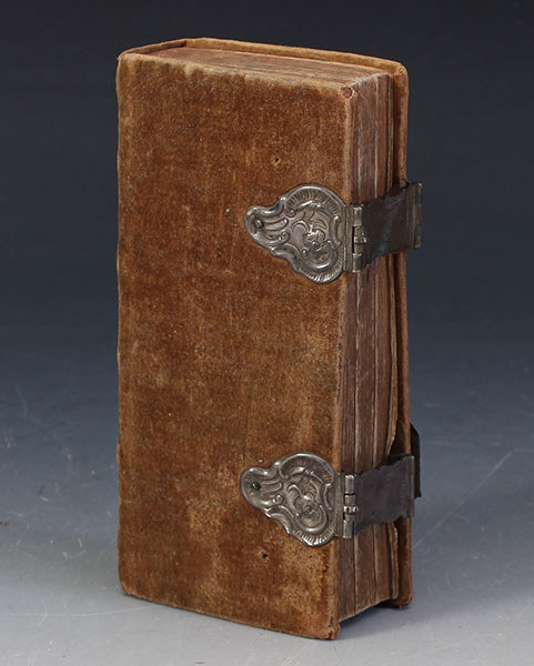 Salmebok med sølvbeslag.