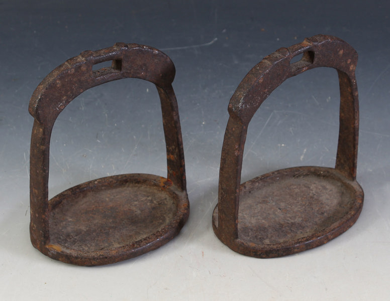 2 stigbøyler i jern
