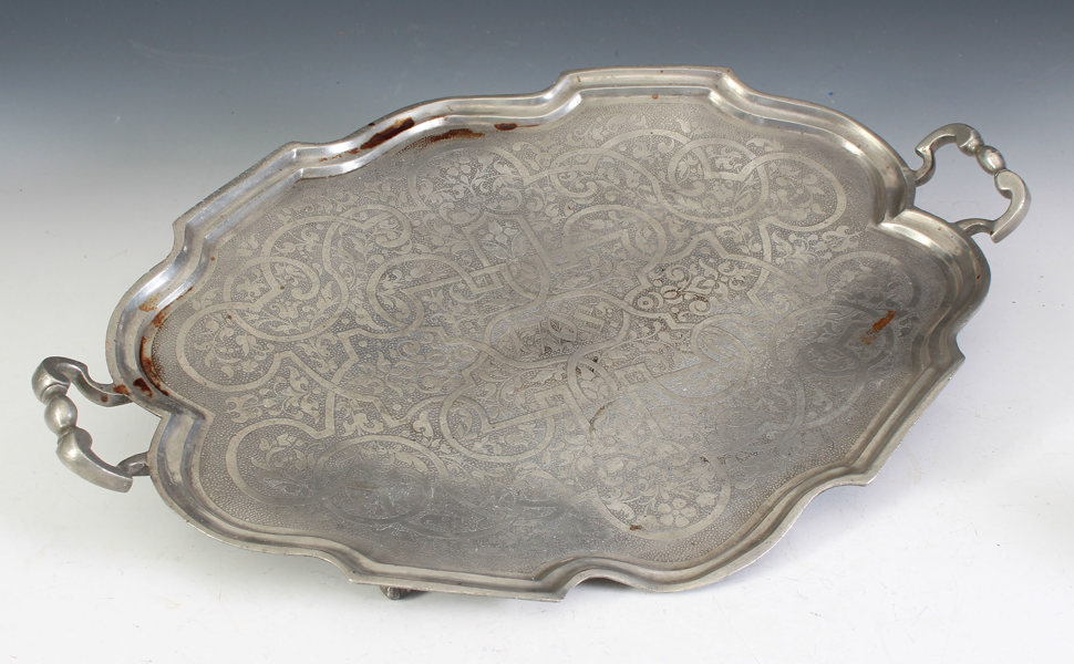 Rikt dekorert brett i tinn, 1708.