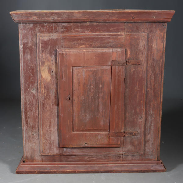 Stort malt hengeskap, 1800 t.