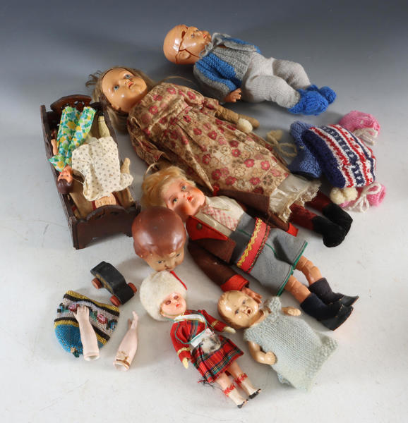 Samling dukker og gjenstander