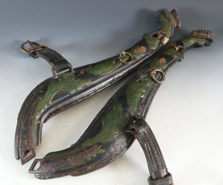 Et par bogtrær med dyrehoder.