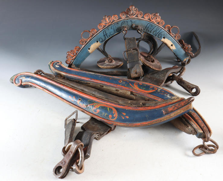 Et par rosemalt bogtrær og høvre.