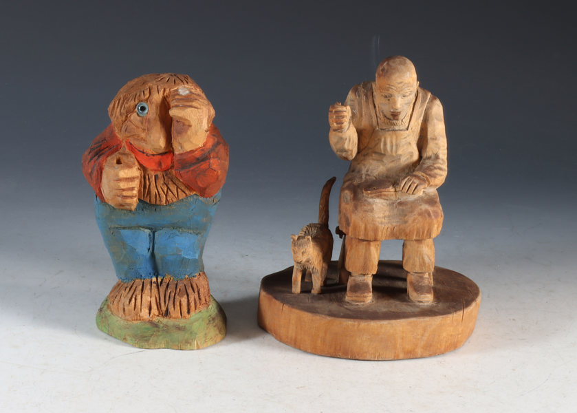 2 utskårede figurer i tre.