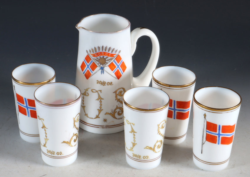 Mugge og 5 dekorerte glass, 1902.