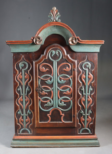 Utskåret og malt hengeskap, 1700 t.