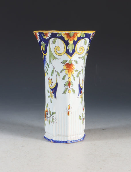 Vase i fajanse, Frankrike.