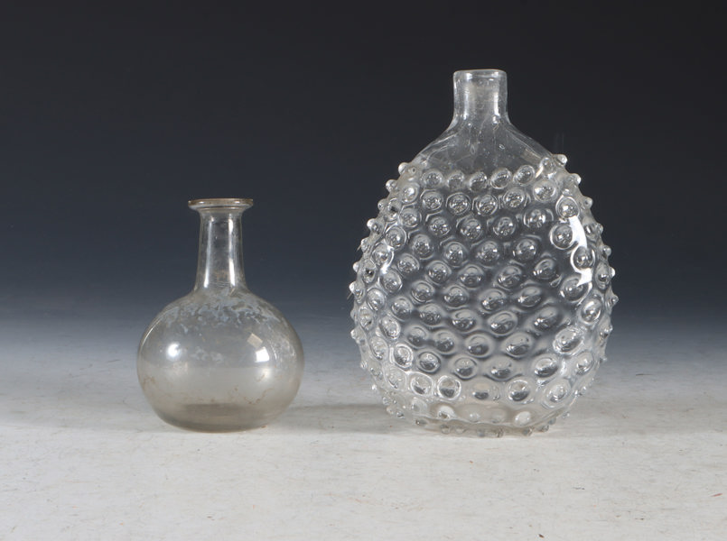 2 små flasker i glass, 1800 t.