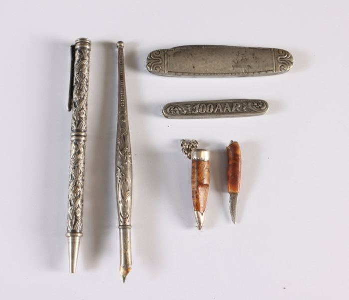 2 penner og 3 kniver.