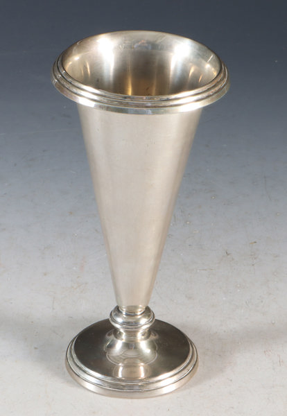 Vase i sølv.