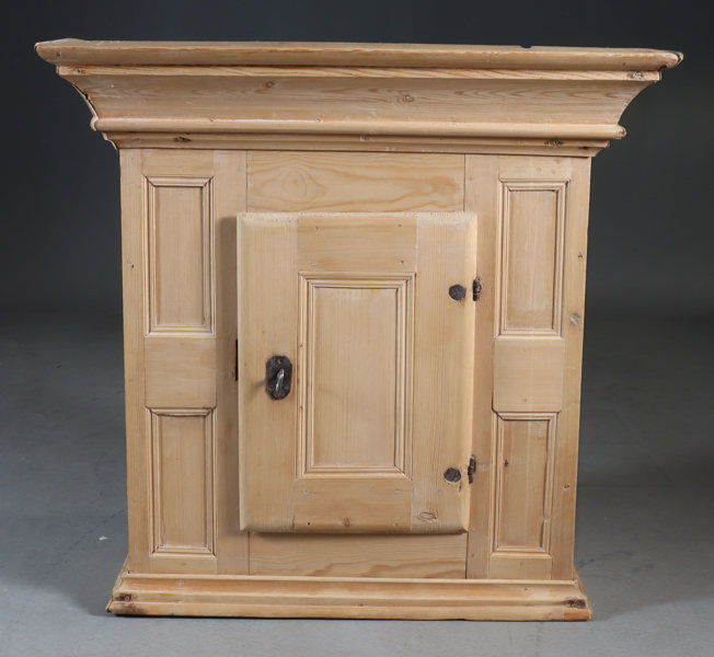 Trehvitt hengeskap, 1800 t.