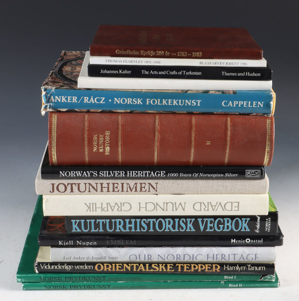 Lot bøker, bl.a. kunst og antikviteter. 
