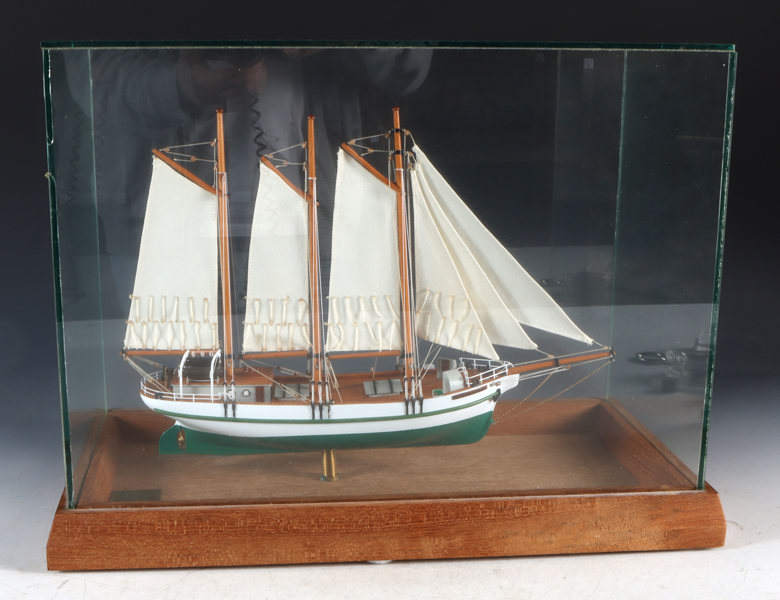 Skutemodell i glassmonter, Bergen.