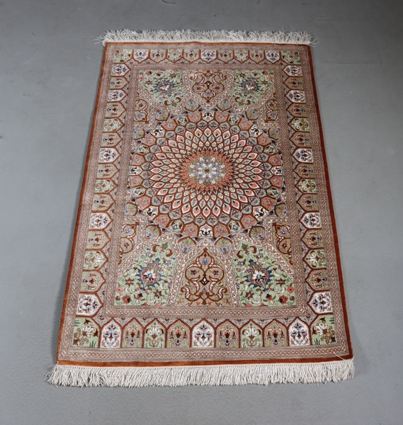 Håndknyttet Persisk silketeppe.