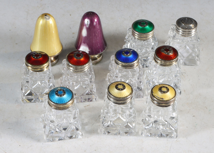 11 saltdrysser, sølv og glass.