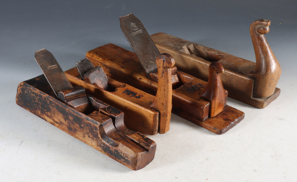 4 utskårede høvler, 1800 t.