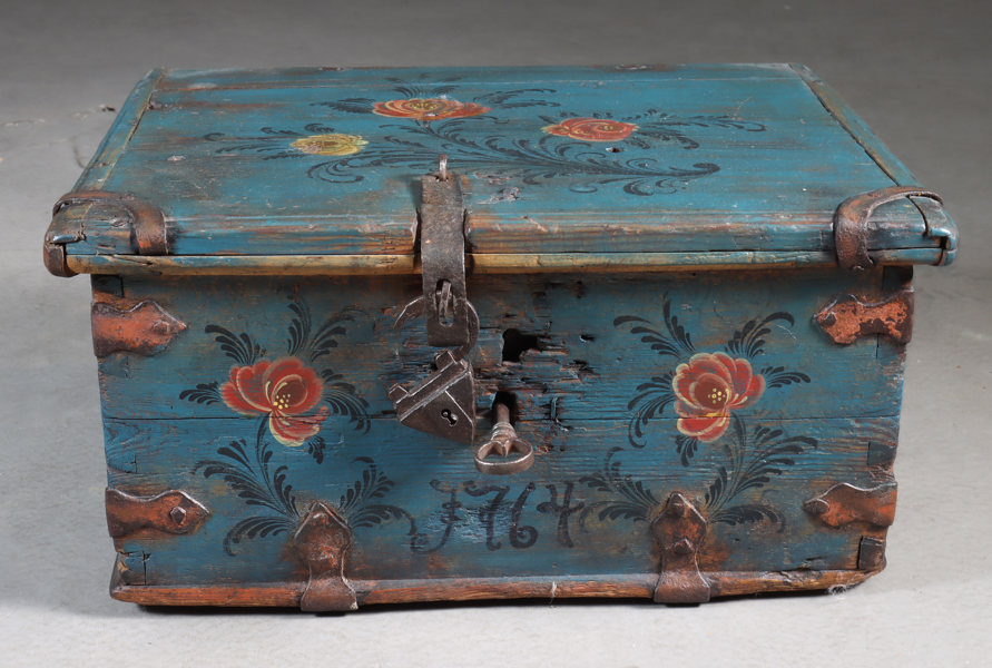 Dekorert ferdaskrin, 1764