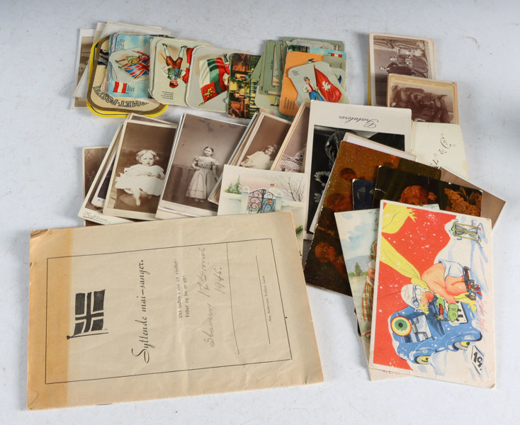 Samling kort og bilder.