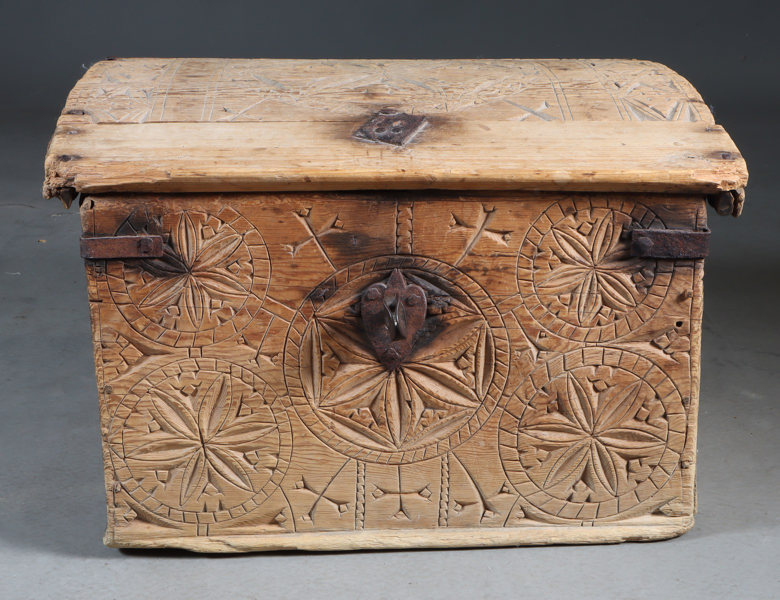 Liten utskåret trehvit kiste, 16/1700 t.