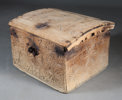 Liten utskåret trehvit kiste, 16/1700 t.