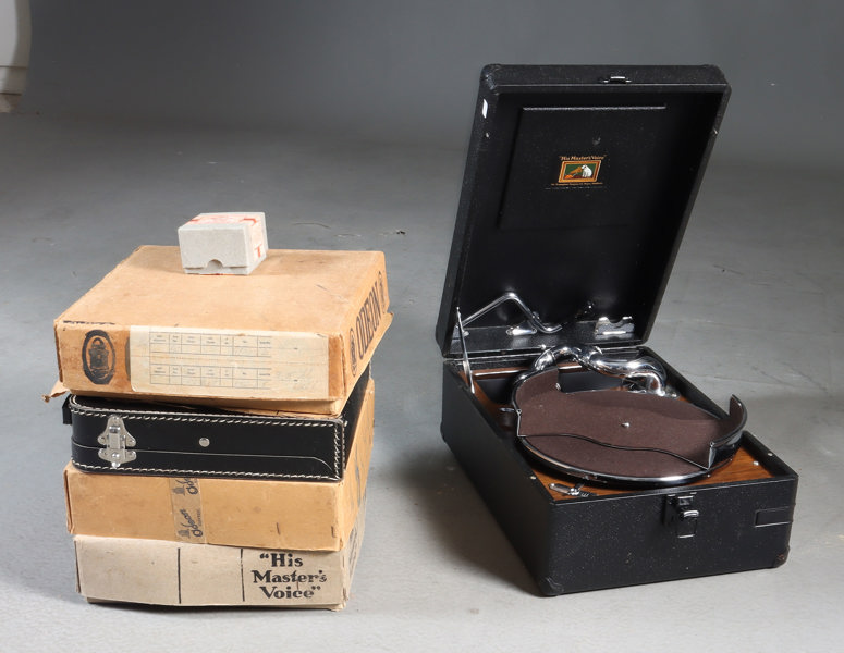 Reisegrammofon med div. plater.