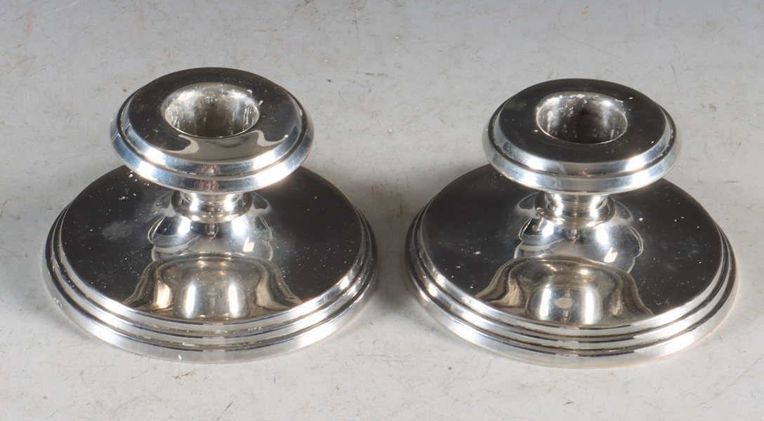 Et par lysestaker i sølv.