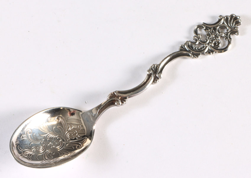 12 teskjeer i sølv.