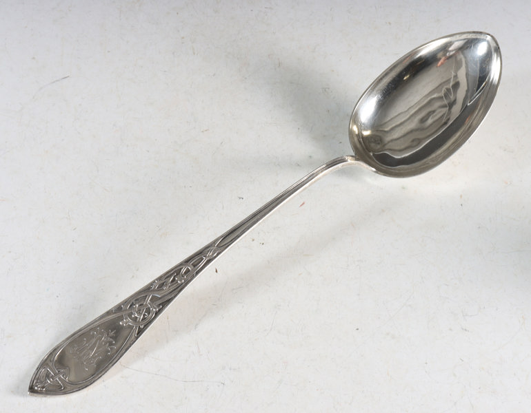 Stor skje i sølv, dragestil.