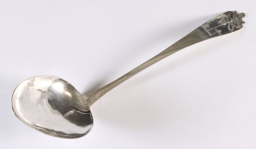 Stor skje i sølv med enkel gravering.