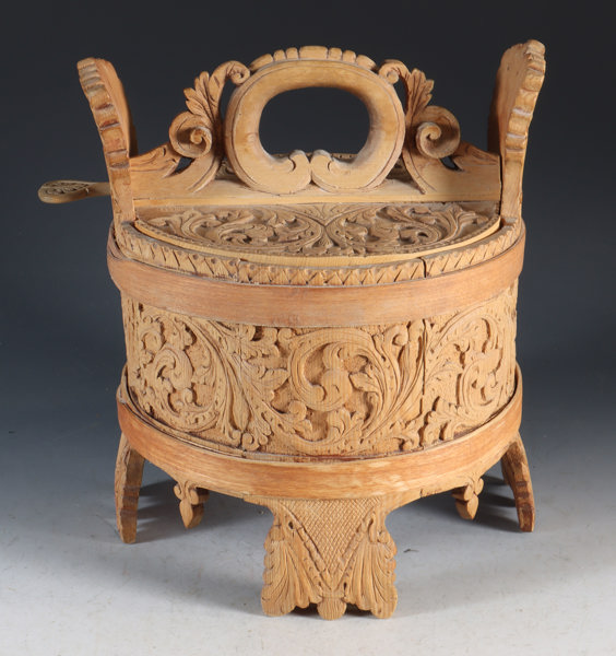 Utskåret trehvit grautamber, 1800 t.