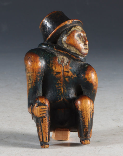 Liten utskåret figur, sittende mann. 17/1800 t.