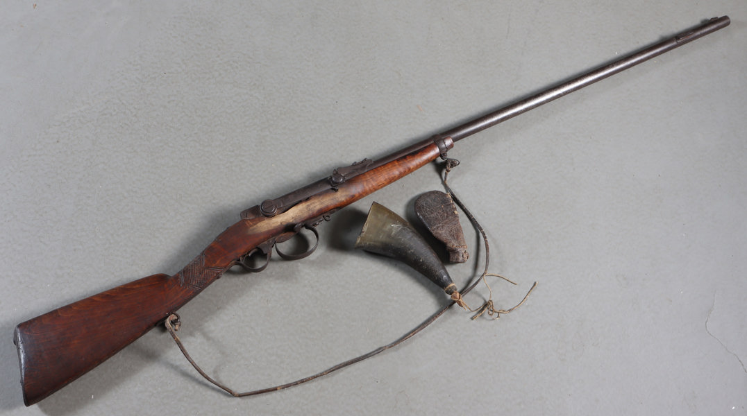 Kammerladningsgevær, krutthorn og pung.