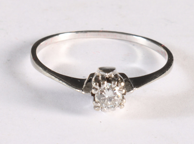 Ring i hvitt gull m/diamant.