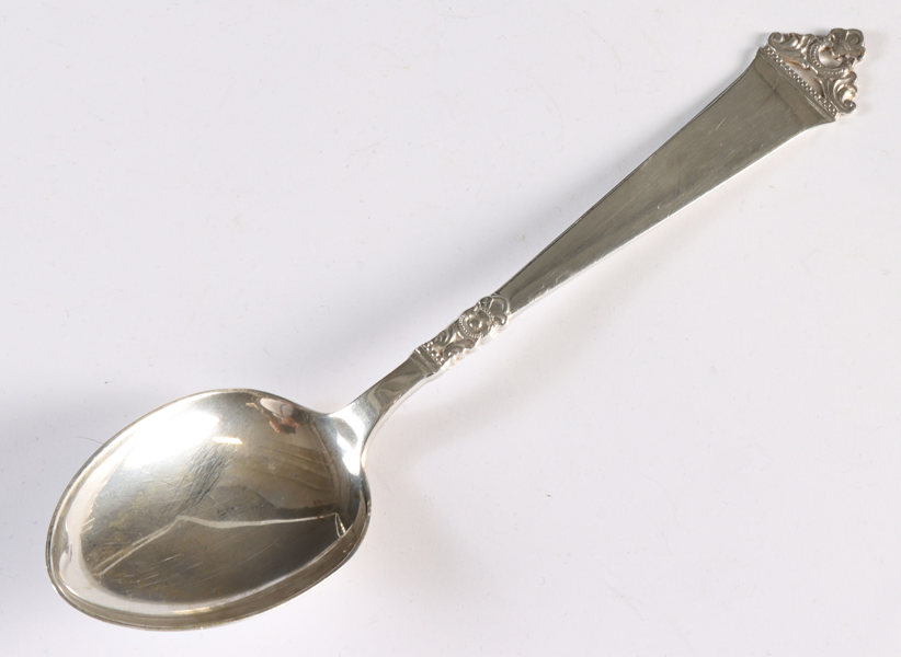 6 skjeer i sølv, Odel.