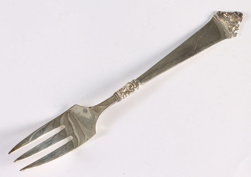 12 kakegafler i sølv, Odel.