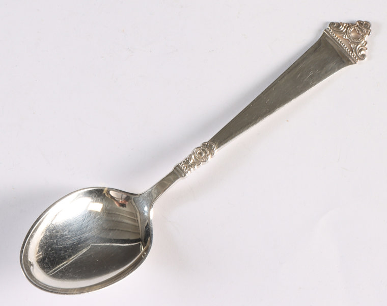 12 dessertskjeer i sølv, Odel.