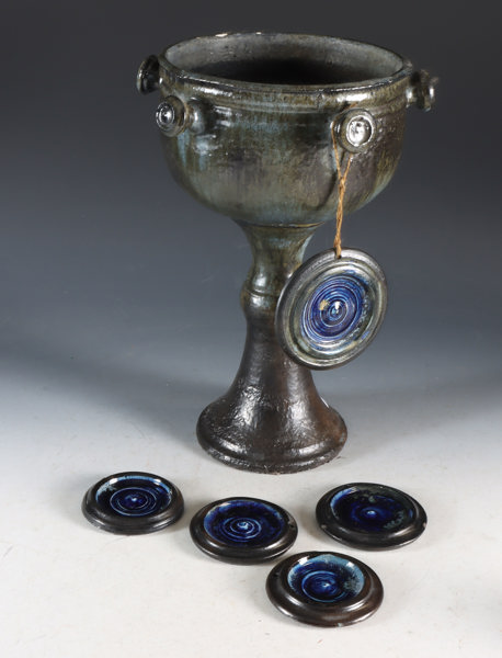 Oppsats i keramikk, utydelig signert.