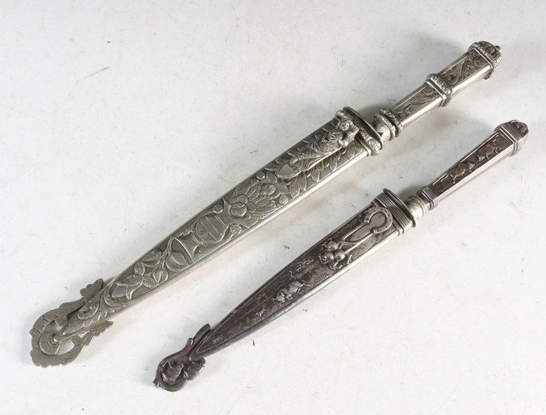 2 kniver med slirer metall.