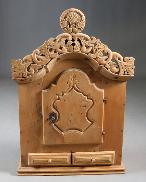 Lite utskåret hengeskap, 1800 t.