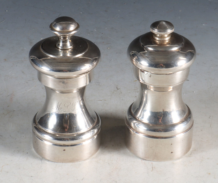 2 pepperkverner i sølv.