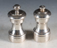 2 pepperkverner i sølv.