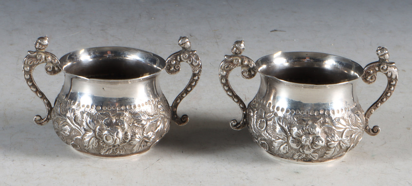 2 små boller i sølv.