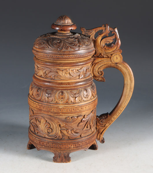 Rikt utskåret kanne i tre, dragestil.