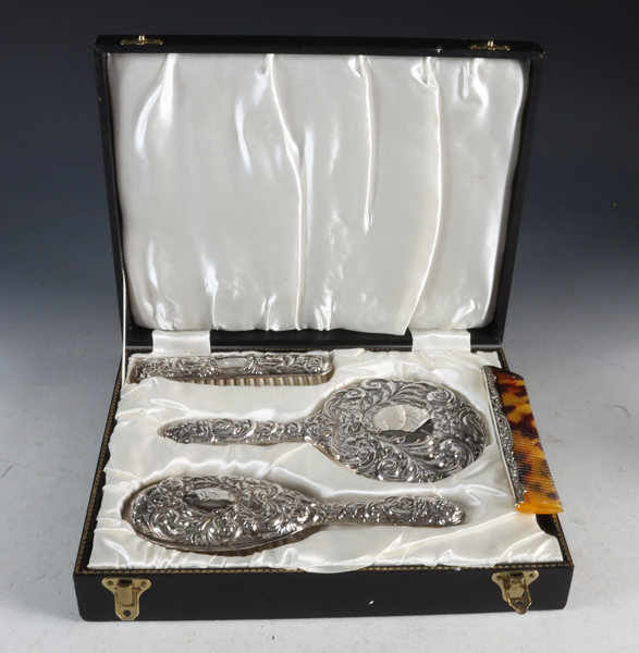 Børstesett i sølv, England.