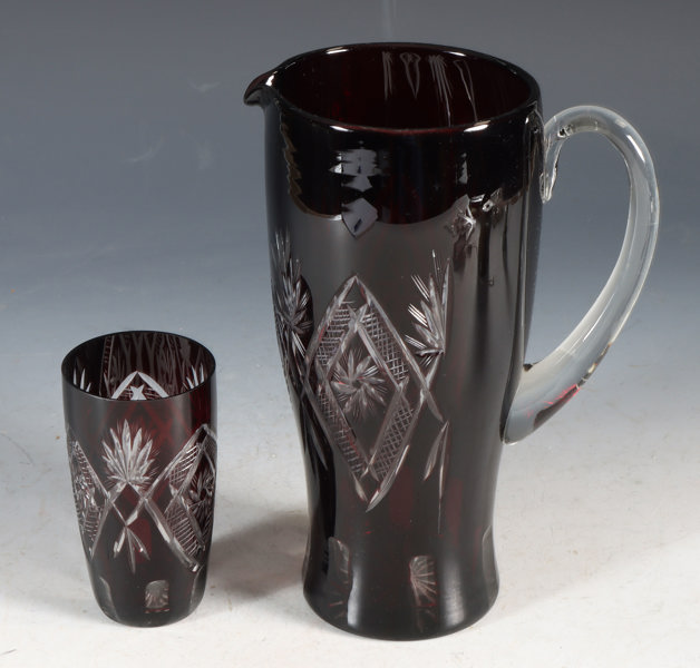 Mugge og 6 glass, rødt glass.