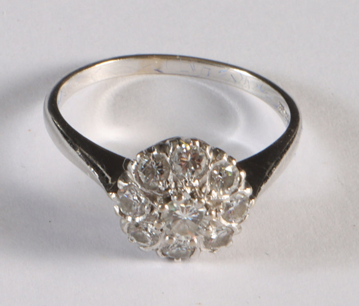 Ring i hvitt gull med 9 brillianter.