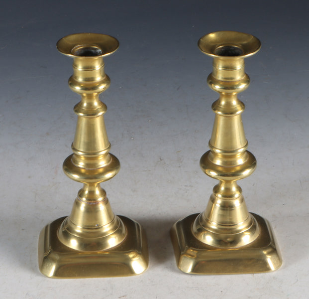 Et par lysestaker i messing, 1800 t.