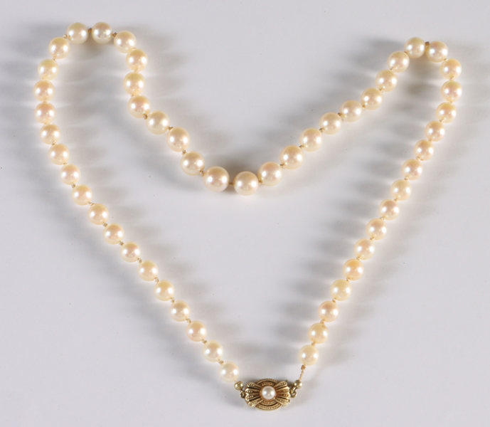 Perlekjede med lås i gull.