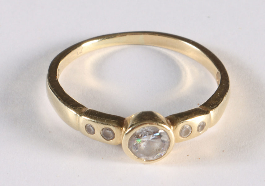 Ring i gull med klare stener.