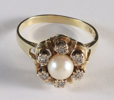 Ring i gull m/perle og diamanter.